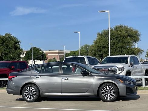 Used 2025 Nissan Altima 2.5 SV FWD image 3