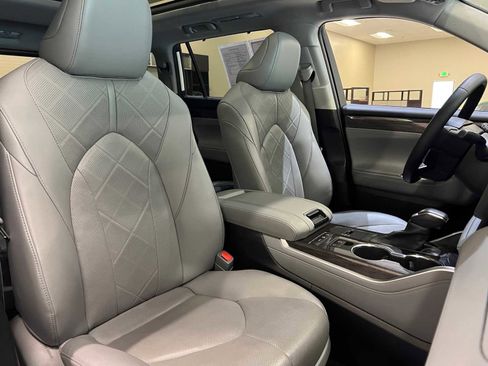 Certified 2020 Toyota Highlander Limited Platinum image 14