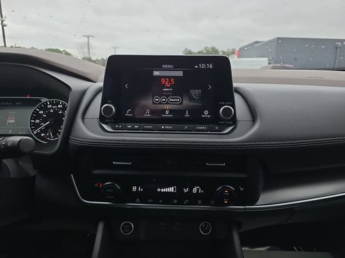 Used 2023 Nissan Rogue SV w/ SV Premium B Package image 24