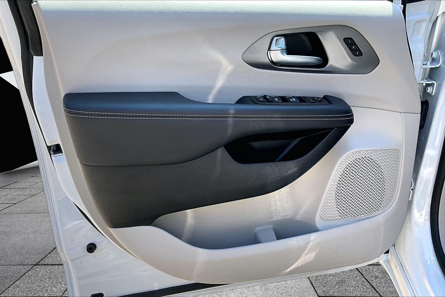 Used 2023 Chrysler Pacifica Touring-L AWD/4WD image 18
