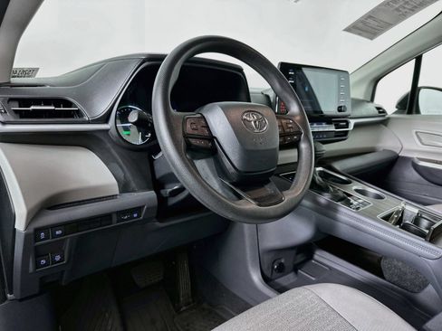 Used 2024 Toyota Sienna LE AWD/4WD image 9
