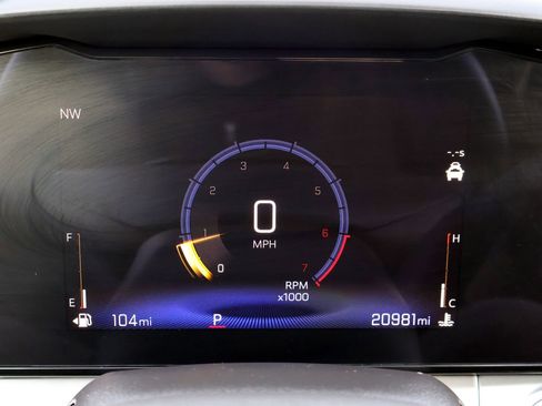 Used 2025 Chevrolet Trax LT w/ LT Convenience Package image 32