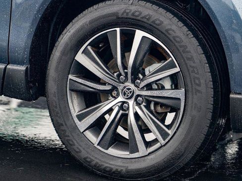 Used 2021 Toyota Venza LE image 7