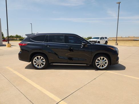 Used 2022 Toyota Highlander Limited FWD image 8