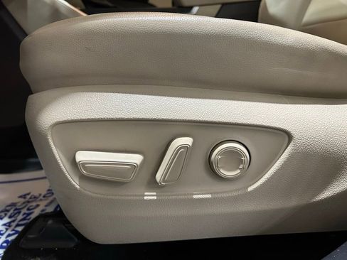 Used 2022 Toyota Highlander XLE AWD/4WD image 19
