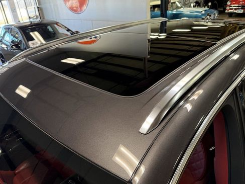 Used 2018 Bentley Bentayga image 33