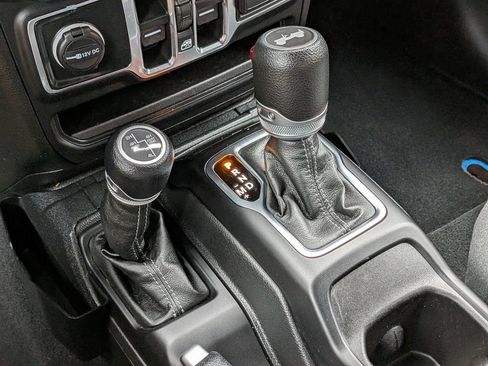 Used 2024 Jeep Wrangler Unlimited w/ Convenience Group AWD/4WD image 16
