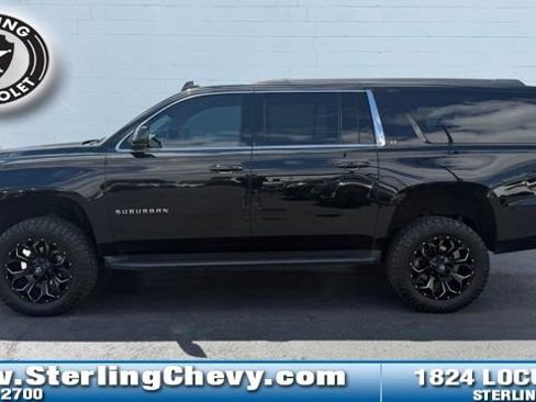 Used 2016 Chevrolet Suburban LT RWD image 2