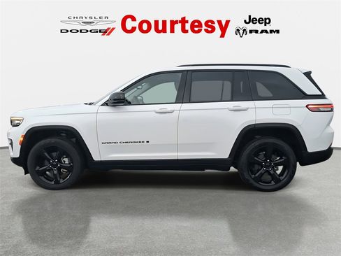 Certified 2024 Jeep Grand Cherokee Limited w/ Black Appearance Package image 8