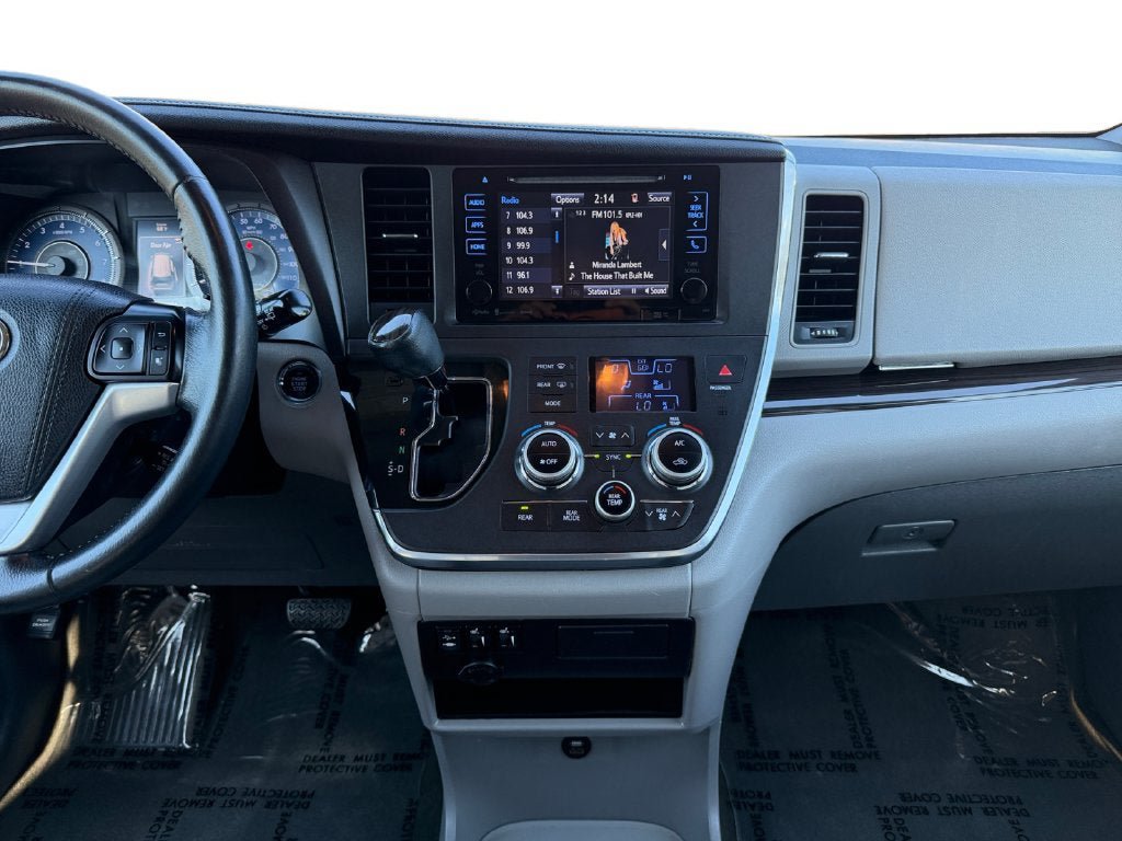 Used 2017 Toyota Sienna XLE w/ XLE Navigation Package FWD image 13