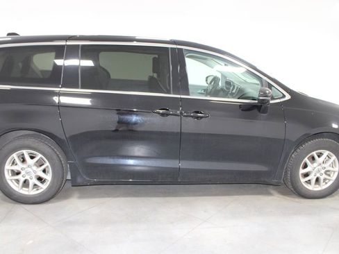 Used 2024 Chrysler Pacifica Touring-L image 11