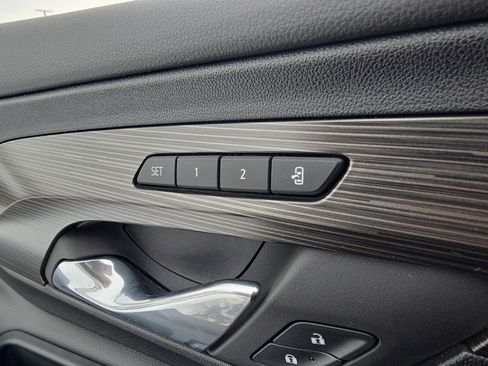 Used 2024 GMC Terrain SLT w/ Infotainment Package II image 18