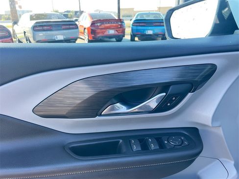 Used 2023 GMC Terrain SLE w/ Driver Convenience Package image 9