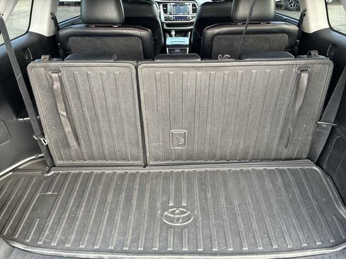 Used 2019 Toyota Highlander SE AWD/4WD image 20