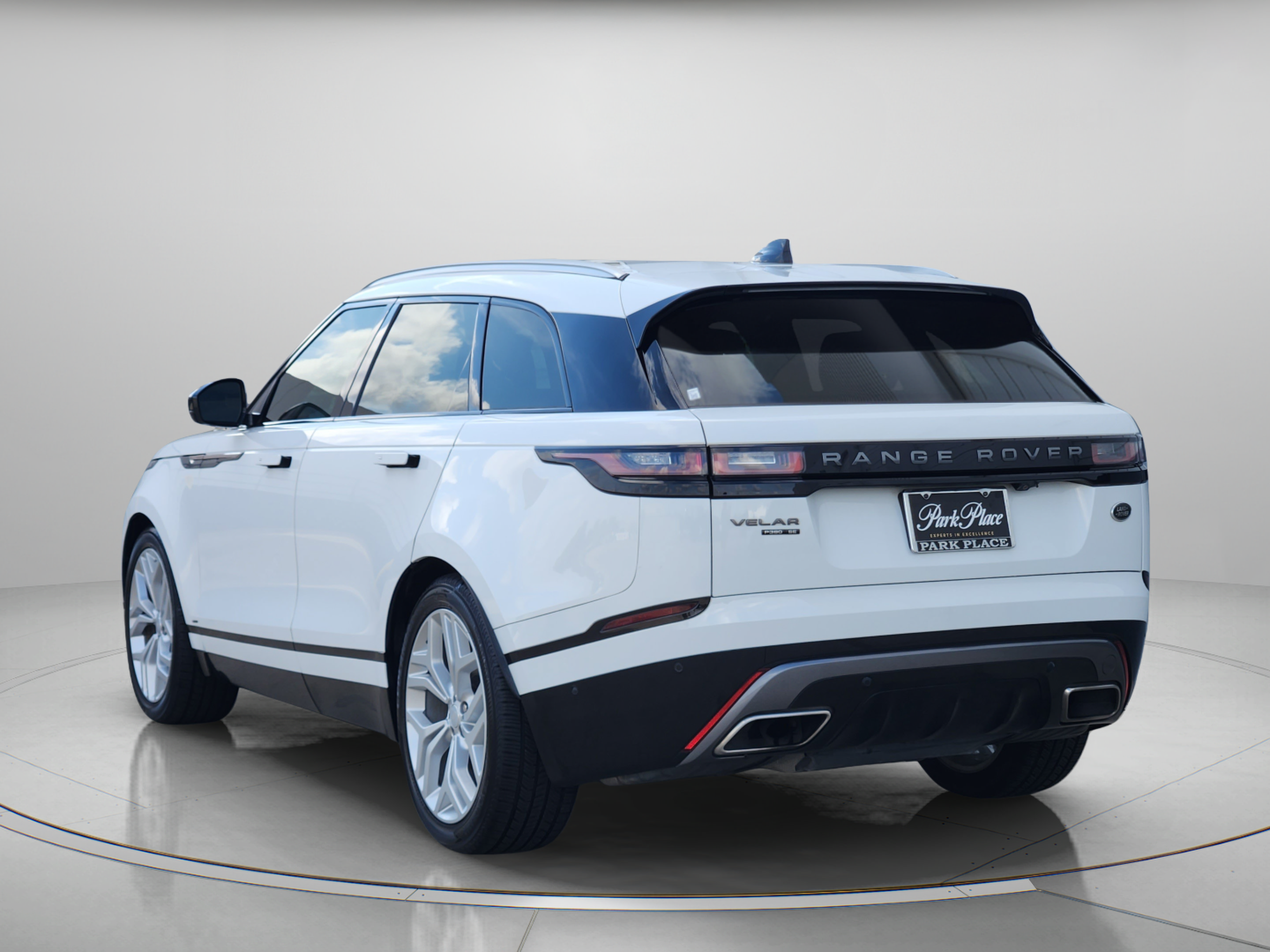 Used 2019 Land Rover Range Rover Velar R-Dynamic SE AWD/4WD image 3