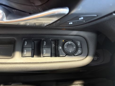 Used 2024 GMC Terrain SLT w/ Infotainment Package II image 10