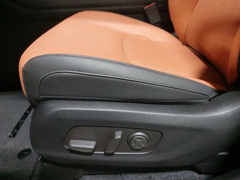 Used 2026 Kia Carnival SX w/ SX Dark Edition Package FWD image 31