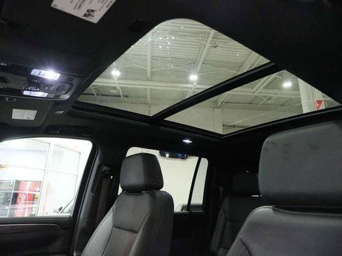 Used 2022 Chevrolet Suburban LT w/ Luxury Package image 37