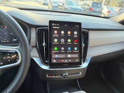 Certified 2025 Volvo XC90 B6 Plus image 28