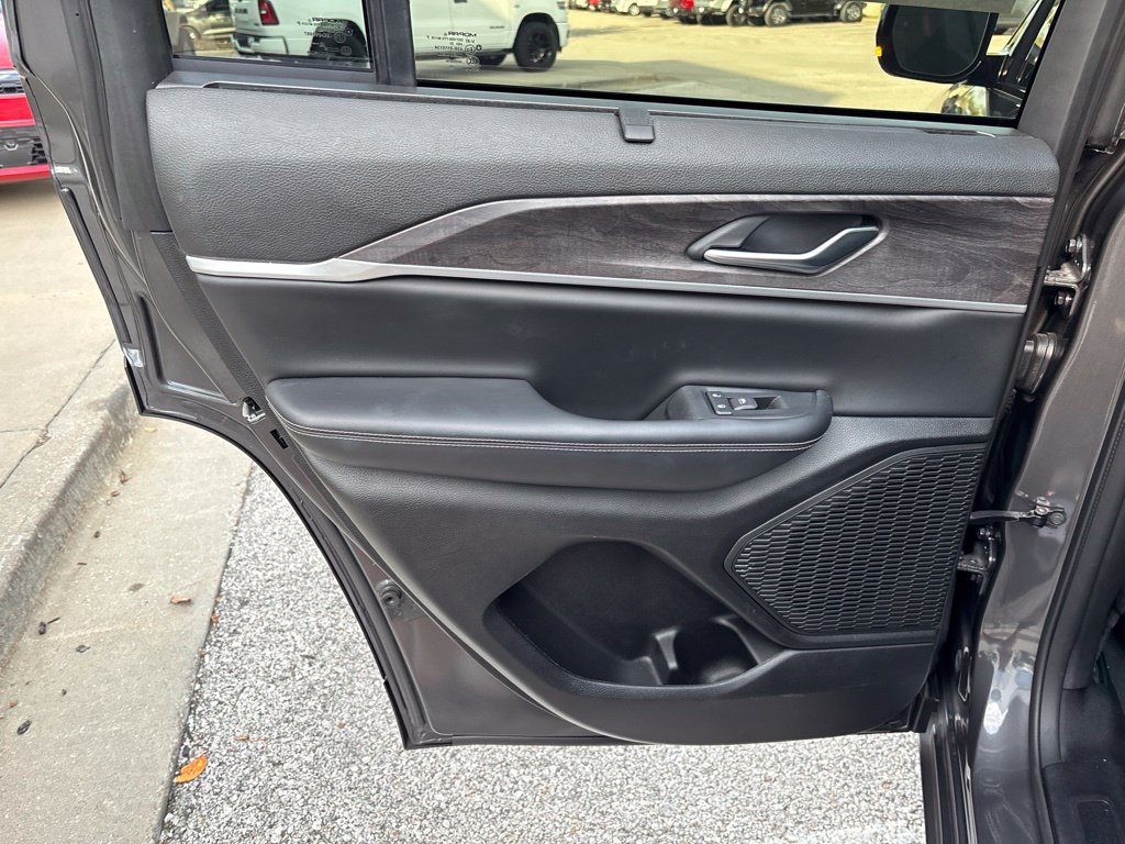 Used 2023 Jeep Grand Cherokee Limited w/ Luxury Tech Group II RWD image 12