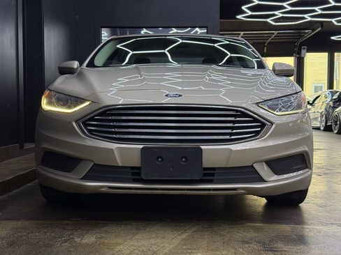 Used 2018 Ford Fusion SE image 2