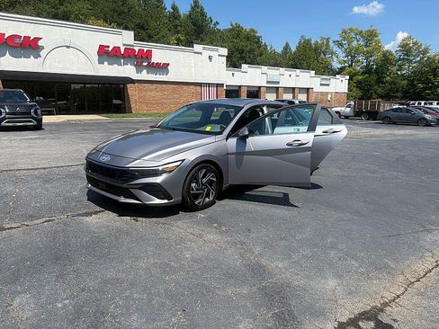 Used 2025 Hyundai Elantra SEL FWD image 9