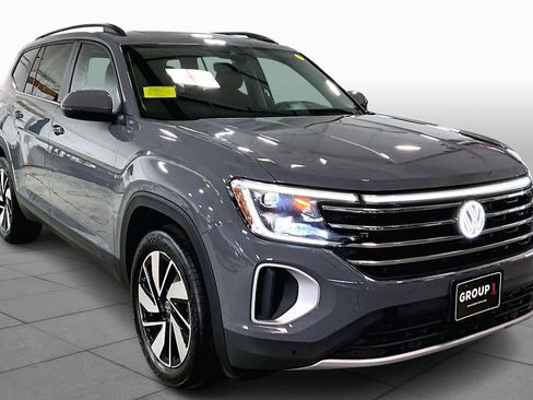 Used 2025 Volkswagen Atlas SE image 3