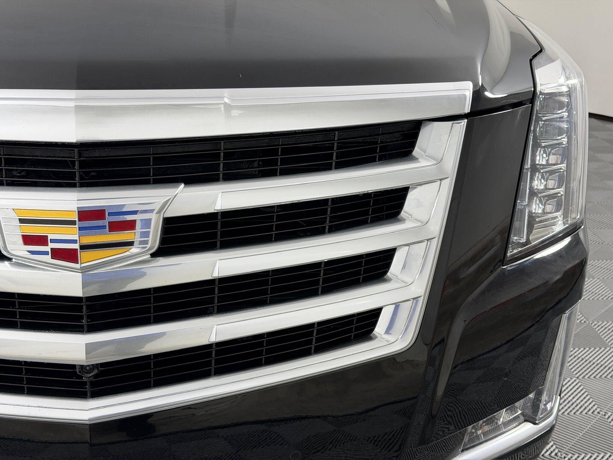 Used 2019 Cadillac Escalade Premium Luxury AWD/4WD image 5