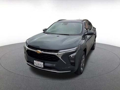 Used 2025 Chevrolet Trax LT w/ LT Convenience Package FWD image 7