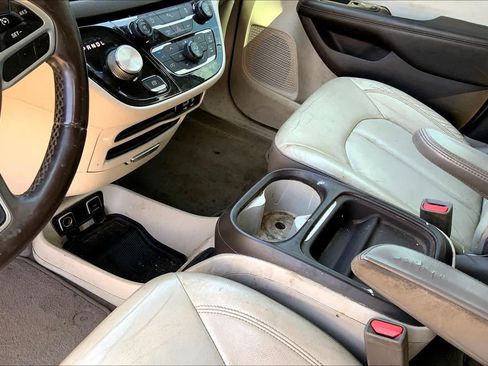 Used 2017 Chrysler Pacifica Touring-L FWD image 14