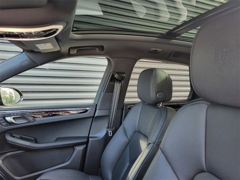 Certified 2025 Porsche Macan image 7