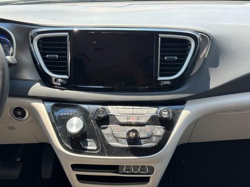 Used 2023 Chrysler Pacifica Touring-L FWD image 14