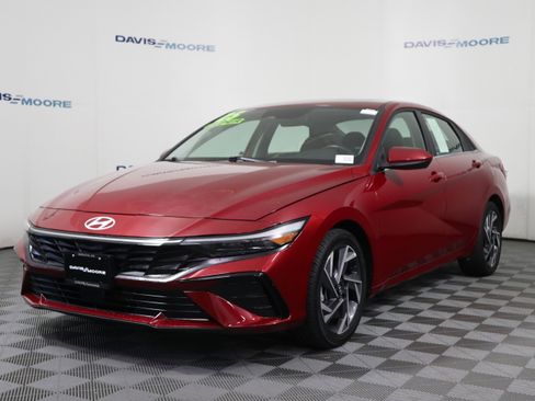 Used 2025 Hyundai Elantra SEL image 11