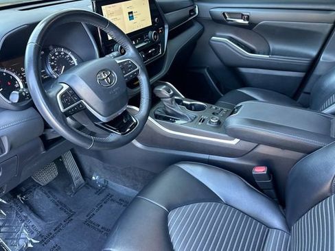 Used 2023 Toyota Highlander XSE AWD/4WD image 11