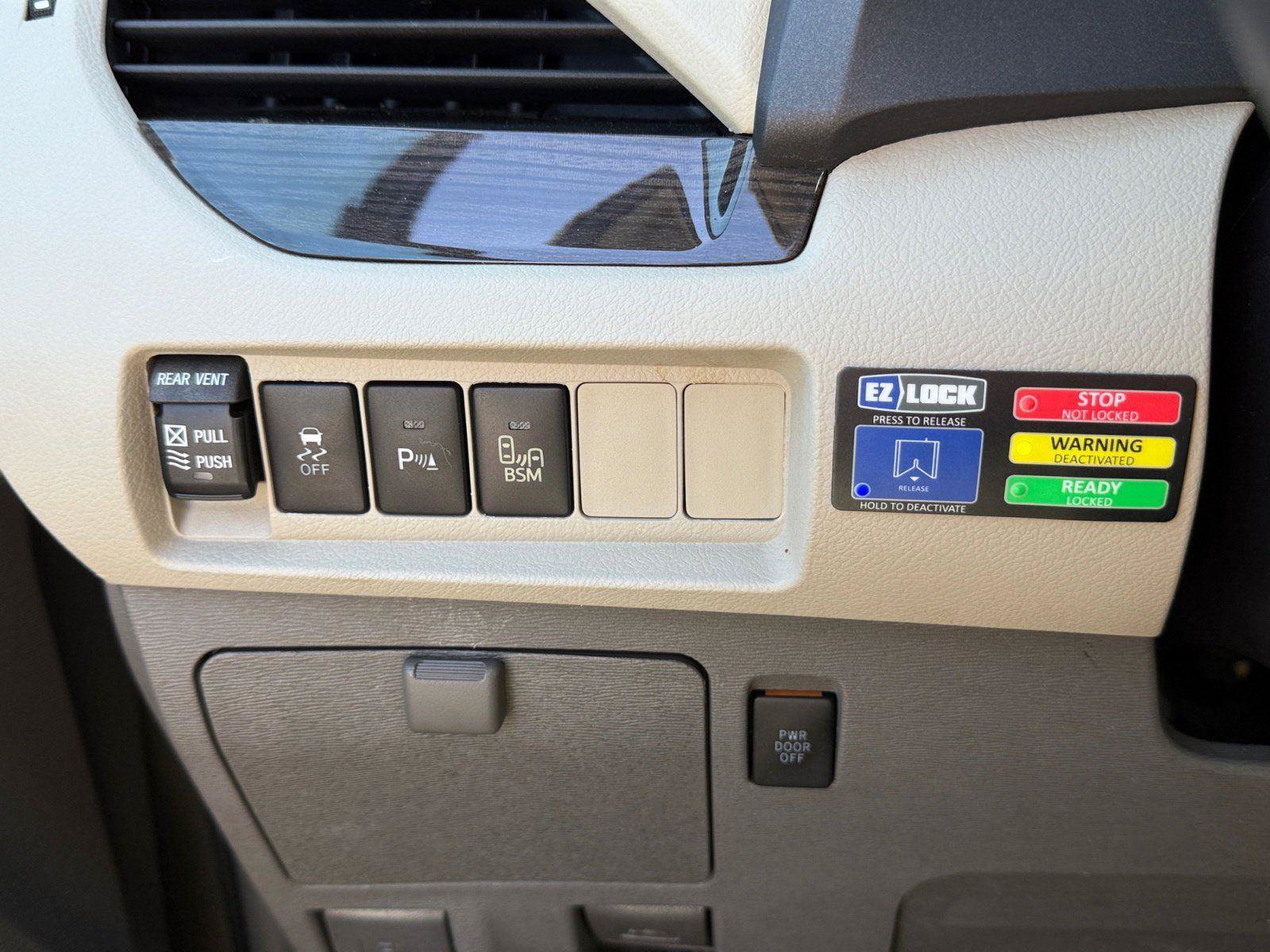Used 2015 Toyota Sienna XLE w/ XLE Navigation Package FWD image 21