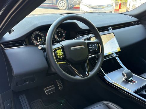 Used 2026 Land Rover Range Rover Evoque Dynamic SE AWD/4WD image 4