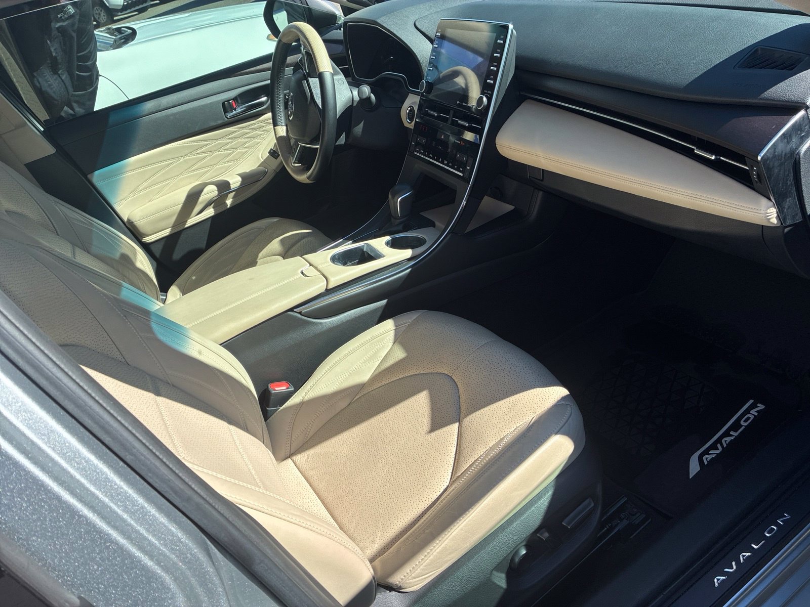 Used 2019 Toyota Avalon Limited FWD image 12