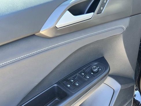 New 2026 Volkswagen Taos SE image 11