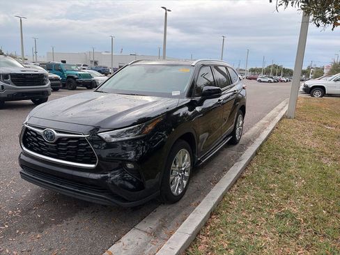 Used 2023 Toyota Highlander Limited image 1