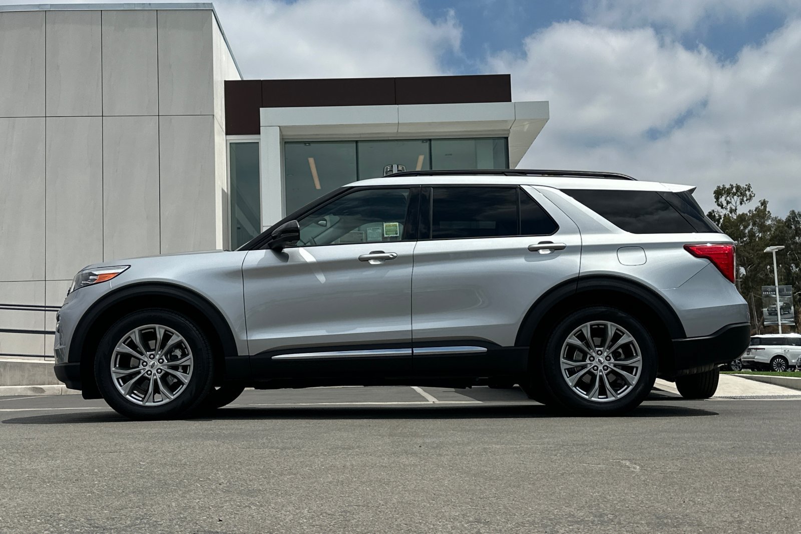 Used 2022 Ford Explorer XLT w/ Equipment Group 202A RWD image 6