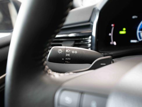 Used 2025 Toyota Camry SE image 13