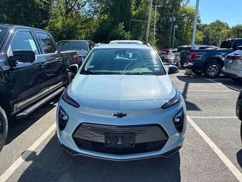 Used 2023 Chevrolet Bolt EUV LT w/ Convenience Package FWD image 2