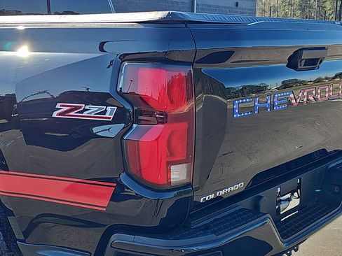 Used 2024 Chevrolet Colorado Z71 w/ Z71 Convenience Package 2 AWD/4WD image 35