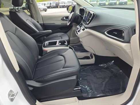Used 2024 Chrysler Pacifica Touring-L AWD/4WD image 7