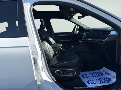 Used 2024 Jeep Grand Cherokee L Summit w/ High Altitude Package image 9