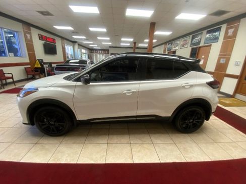 Used 2023 Nissan Kicks SR image 2