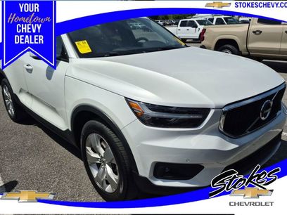 Used 2022 Volvo XC40 T5 Momentum