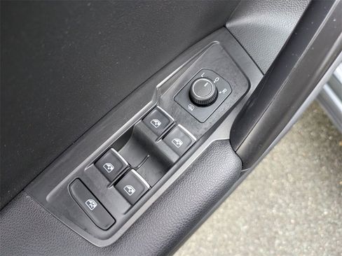 Used 2023 Volkswagen Taos SE w/ Panoramic Sunroof Package image 12