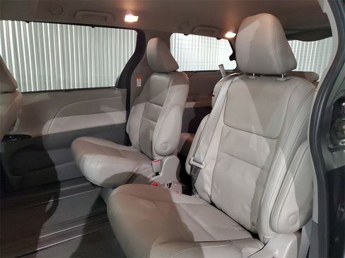 Used 2020 Toyota Sienna XLE image 14