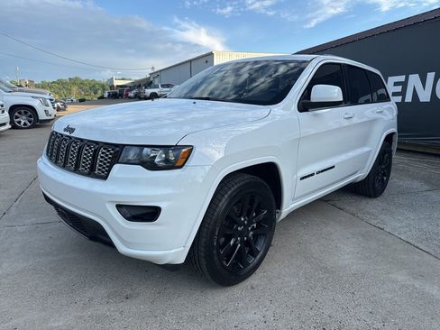 Used 2021 Jeep Grand Cherokee Laredo X image 3